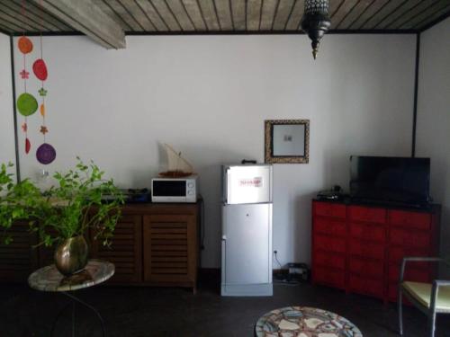 uma cozinha com um frigorífico branco e um micro-ondas em BELINTA plage STUDIO em Mahajanga