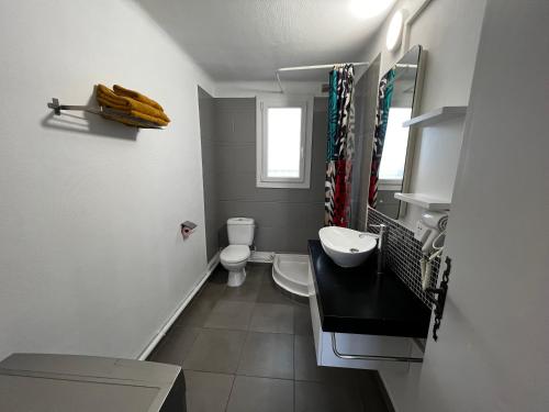 une salle de bain avec des toilettes blanches et un lavabo dans l'établissement Joli T2 Climatisé Nimes proche Gare et centre ville, à Nîmes