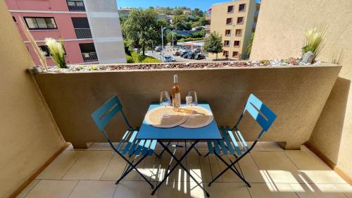 einen Tisch und Stühle auf einem Balkon mit Aussicht in der Unterkunft Superbe studio en hyper centre in Cavalaire-sur-Mer