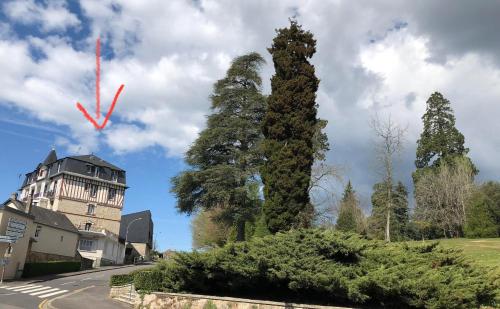Fotografia z galérie ubytovania MEUBLÉ 2 PIECES TOTALEMENT RÉNOVÉ A 700M DES THERMES AVEC VUE SUR L'ARBORETUM v destinácii Bagnoles de l'Orne
