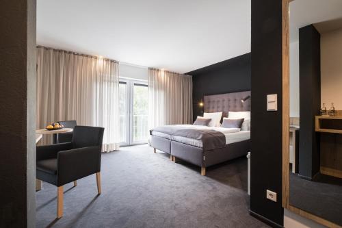 Eichhorns في نيبول: غرفة نوم بسرير ومكتب وكرسي
