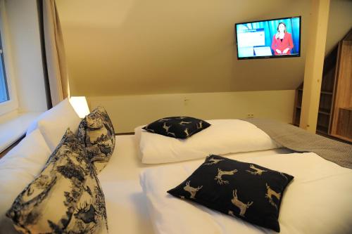 a hotel room with two beds and a television at Hotelanlage Starick in Lübbenau