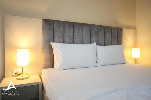 Postel nebo postele na pokoji v ubytování New Akileda Beach Hotel