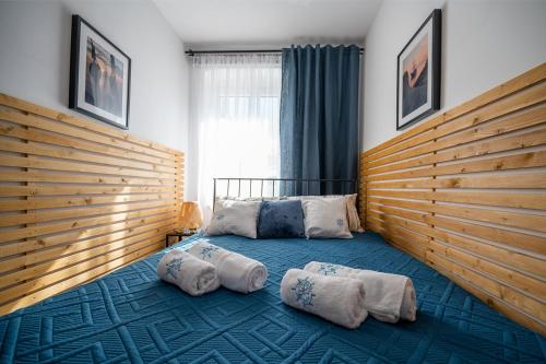 Ένα ή περισσότερα κρεβάτια σε δωμάτιο στο Apartamenty Kapitańskie