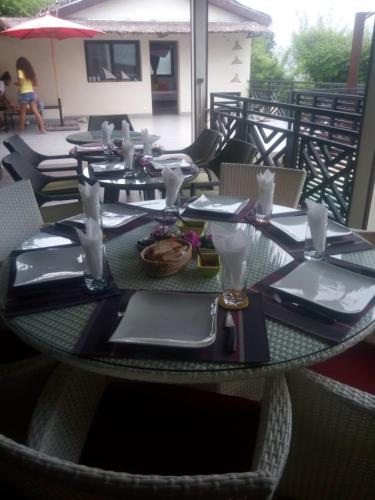 una mesa con platos y servilletas en la parte superior en BELINTA plage DUPLEX, en Mahajanga