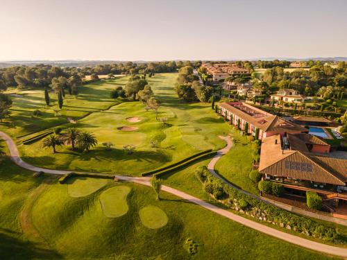 Hotel TorreMirona Golf & Spa في نافاتا: اطلالة جوية على ملعب القولف في المنتجع