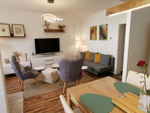 ein Wohnzimmer mit einem Sofa und einem TV in der Unterkunft Quirin in Neuss