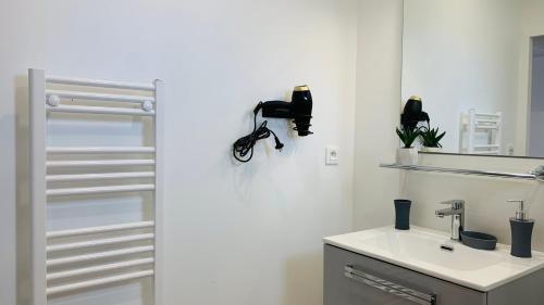 une salle de bain blanche avec un lavabo et un miroir dans l'établissement LE MATELOT Maison avec piscine/parking/wifi/plages 5kms, aux Mathes