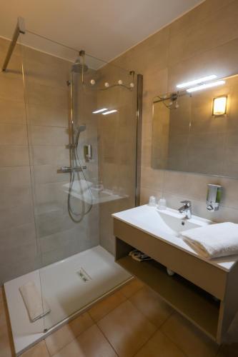 Ένα μπάνιο στο Best Western Hotel Casa Bianca, Piscine Intérieure et Extérieure