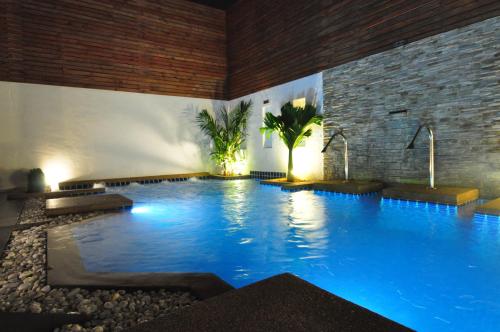 Bazén v ubytování Forty Winks Phuket Hotel nebo v jeho okolí