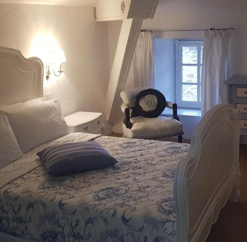 une chambre avec un lit, une chaise et une fenêtre dans l'établissement La querelle, à Gorre