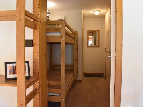 - un lit superposé dans une petite maison dans l'établissement Studio confortable pour 4 pers, balcon sud, proche pistes et commerces - Méribel - FR-1-180-26, à Méribel