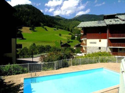 Photo de la galerie de l'établissement Appartement cosy 2-4 pers, cœur de village, proche pistes, piscine l'été - FR-1-342-207, à Beaufort