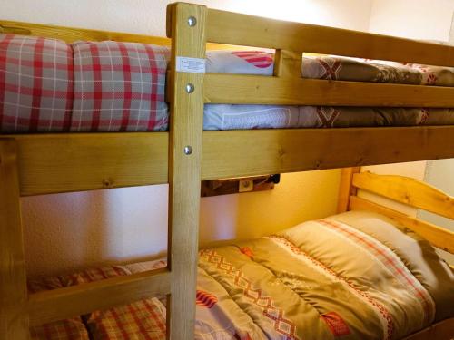 quelques lits superposés dans une chambre dans l'établissement Appartement refait à neuf avec piscine, près des pistes, pour 4 personnes - FR-1-342-257, à Beaufort