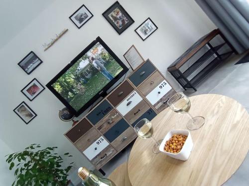 TV a/nebo společenská místnost v ubytování Joli gîte indépendant au calme tout confort wifi climatisation draps et serviettes incluses parking gratuit