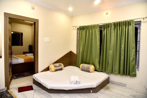 Letto o letti in una camera di Bluebells Varanasi