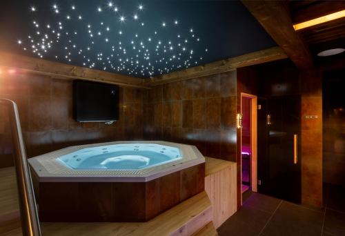 a jacuzzi tub in a room with stars on the ceiling at Apartmán Hillside Panorama in Dolný Kubín