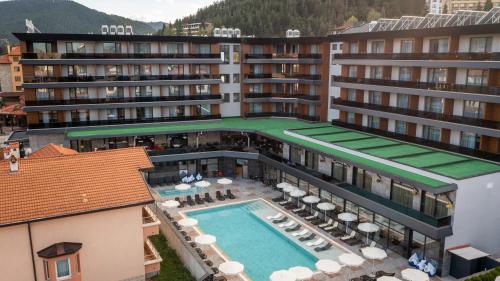  Elle offre une vue aérienne sur un hôtel doté d'une piscine. dans l'établissement Santé SPA Hotel, à Velingrad