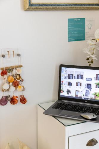 Μια τηλεόραση ή/και κέντρο ψυχαγωγίας στο Panos Luxury Studios