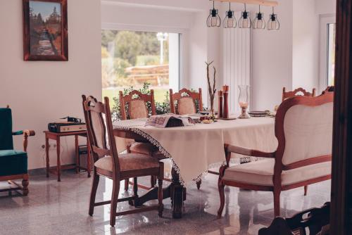 una sala da pranzo con tavolo e sedie di Lipolas-slowlife&guesthouse a Jurków