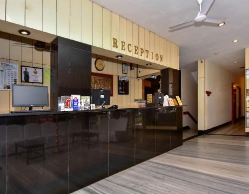 een bar in een ziekenhuis met een bord dat de ontvangst leest bij Hotel Pandian in Chennai