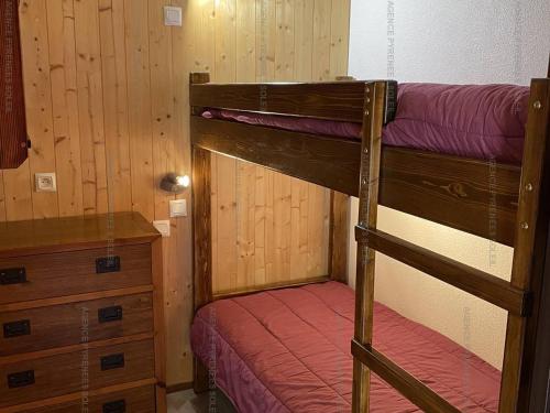 - une petite chambre avec des lits superposés et une commode dans l'établissement Appartement T2 au pied des pistes, 4 couchages, Les Angles - Balcon, Wifi, Parking - FR-1-295-137, aux Angles