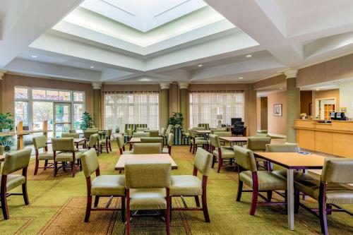 a dining room with tables and chairs and windows at La Quinta by Wyndham Fremont / Silicon Valley in Fremont