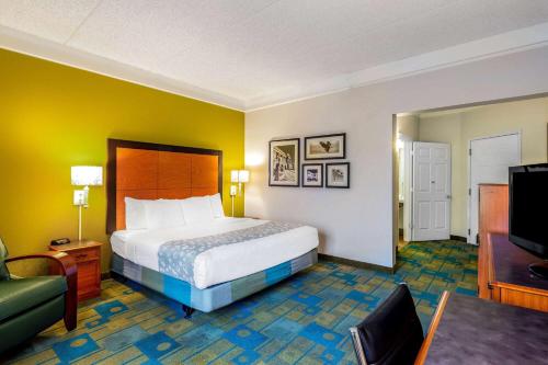 a hotel room with a bed and a television at La Quinta by Wyndham Fremont / Silicon Valley in Fremont
