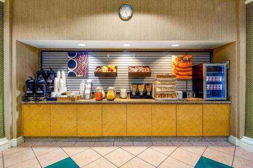 a food counter in a restaurant with food at La Quinta by Wyndham Fremont / Silicon Valley in Fremont