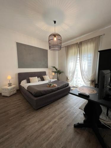 1 dormitorio con 1 cama, TV y sofá en AgriSesto B&B, en Fregene
