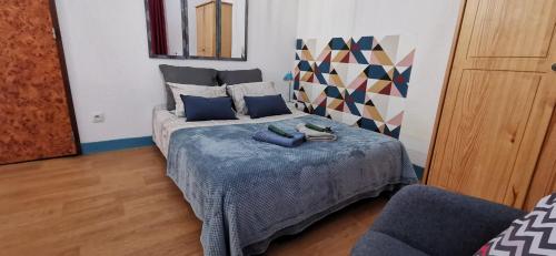Un dormitorio con una cama con dos zapatos. en Le Lucerne, entre thermes et centre ville-lamaisondefrancois03, en Vichy