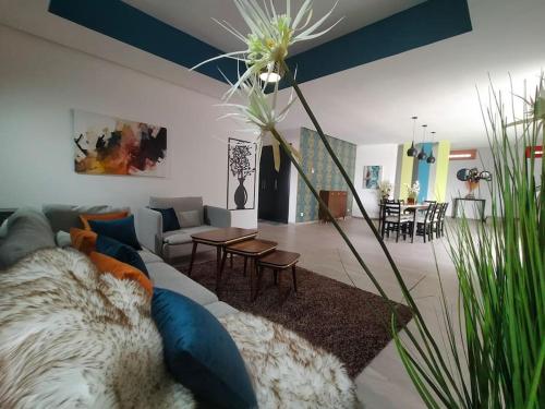 un salon avec un canapé et une table dans l'établissement Splendide Villa Safari avec piscine, à Tamraght Ouzdar