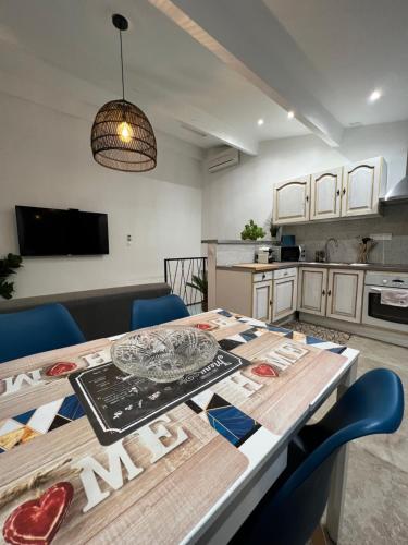 Kuchyňa alebo kuchynka v ubytovaní Duplex terrasse vue mer - Soleil Levant La Ciotat