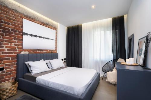 A bed or beds in a room at The Grey Apartment