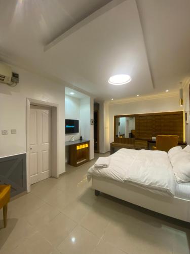 a large bedroom with a bed and a bathroom at Timeless Apartment and Bar in Lagos