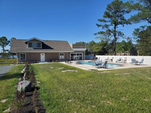 a house with a yard with a swimming pool at Kingsbay Mansion and Vacation Rental Houses in Marion