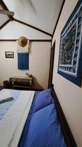 a bedroom with a bed and a window on the wall at Sala Thongyon - Guest House in Savannakhet
