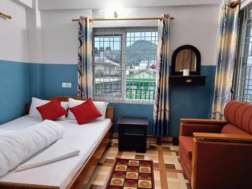 博卡拉的住宿－R&R旅館，小房间设有床和窗户