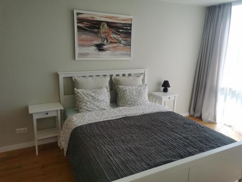 Ένα ή περισσότερα κρεβάτια σε δωμάτιο στο Apartamentai Elija su vaizdu į jūrą