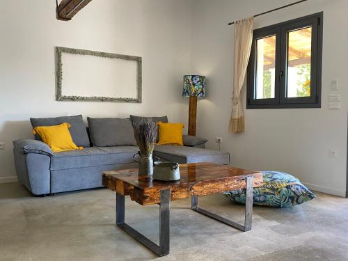 uma sala de estar com um sofá e uma mesa de centro em Lavender farm house em Lepanto