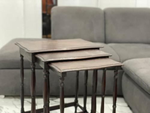 a wooden table in front of a couch at Apartamento en Planta Baja Cerca de la Playa en Badalona in Badalona