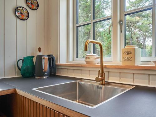 un comptoir de cuisine avec un évier et une fenêtre dans l'établissement Holiday home Nexø XLI, à Neksø