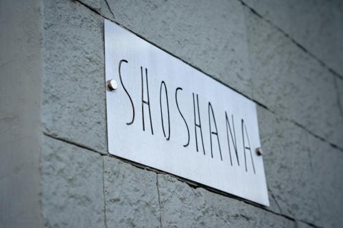 a sign on the side of a wall at Shoshana Hotel Boutique in Buenos Aires
