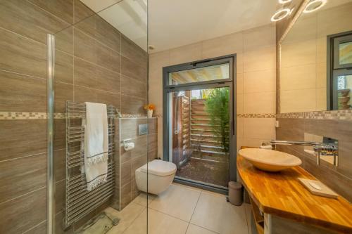 y baño con lavabo, aseo y ducha. en Dream 5BD Villa for Families - Geneva Centre 14KM by GuestLee, en Veigy-Foncenex