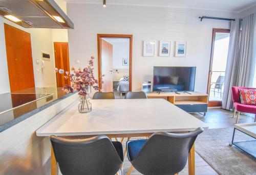 a dining room with a table and chairs at Apartamenty Na Wyspie - Baltic Park - Apartamenty z sypialnią i parkingiem - ul Uzdrowiskowa 24-34 in Świnoujście