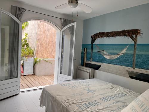 Les galets bleus de Calvi في كالفي: غرفة نوم مع سرير وإطلالة على المحيط