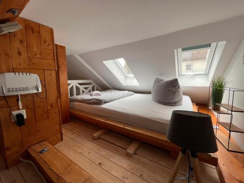 ein Schlafzimmer mit einem Bett und zwei Fenstern in der Unterkunft Ferienhaus im Westerwald Westerwälder Herzstück in Langenbach bei Kirburg