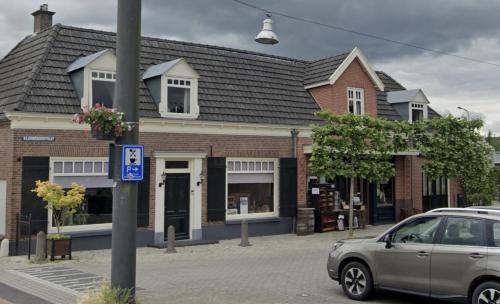 a car parked in front of a house at Gastenkamer Boven-Langs in Diepenheim