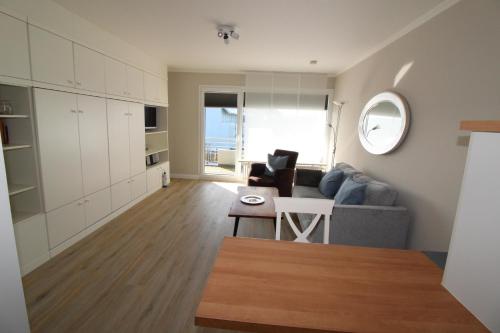 een woonkamer met een bank en een tafel bij Haus Norderhoog Wohnung 58 in Westerland