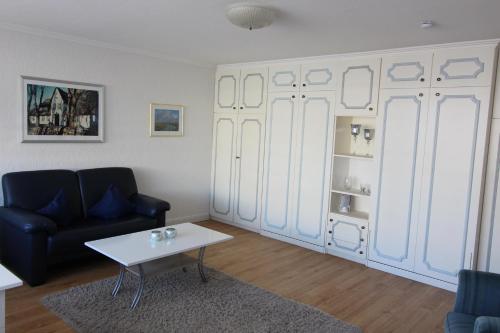 ein Wohnzimmer mit einem Sofa und einem Tisch in der Unterkunft Haus Nordseeresidenz Wohnung 63 in Westerland